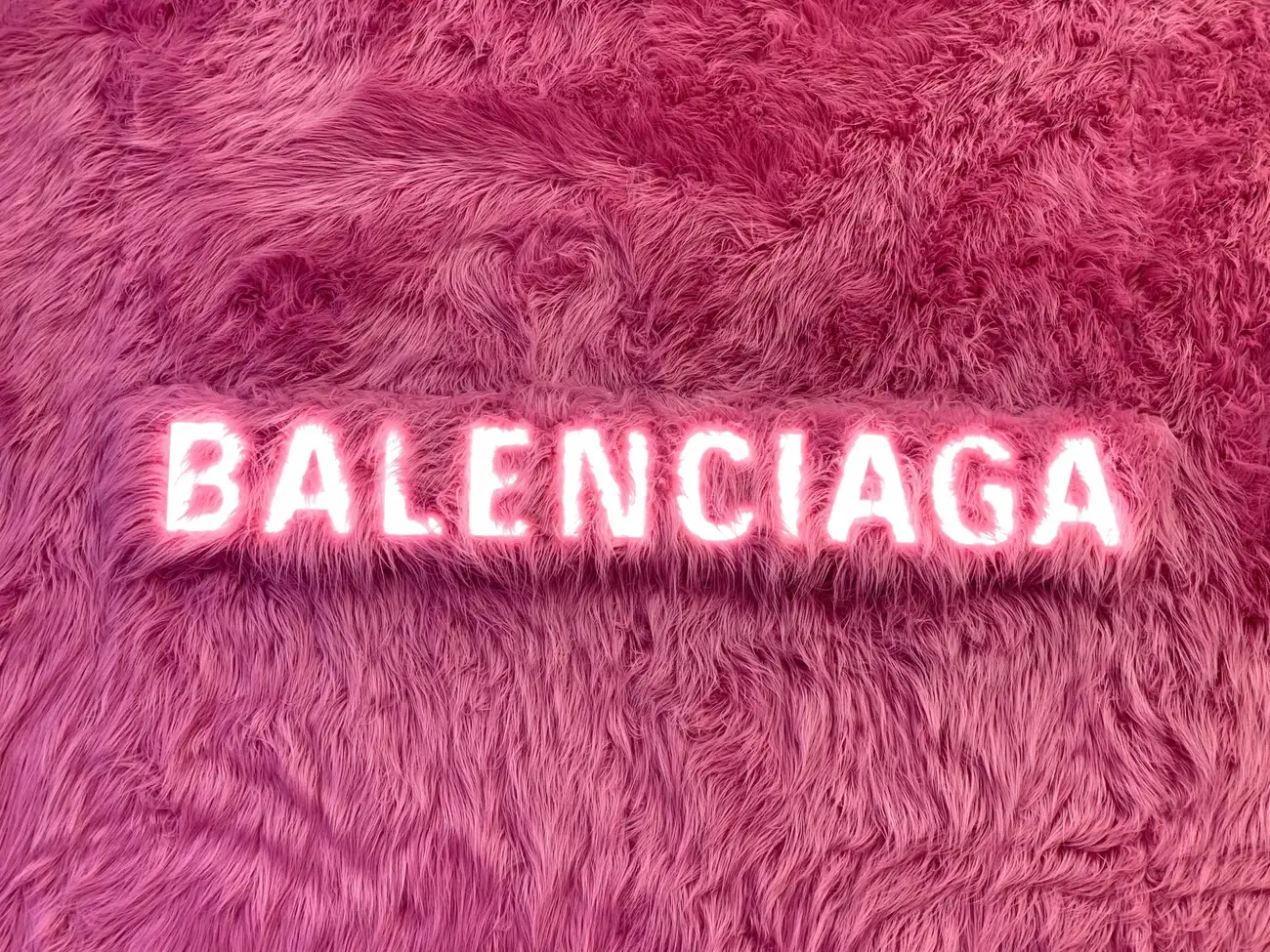 Balenciaga dévoile une boutique en fausse fourrure rose