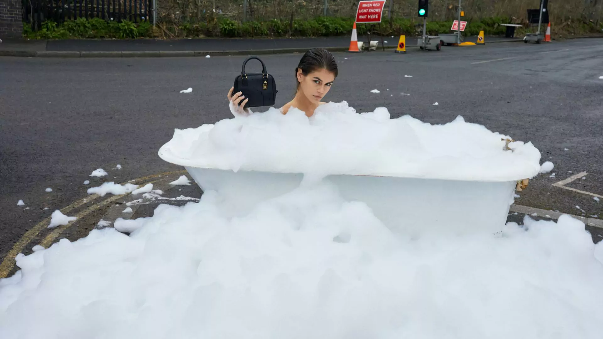 Chanel Herbst 2025: Eine Hommage an Stil und Erbe 21 Sollten Bowlingtaschen ein Comeback erleben?