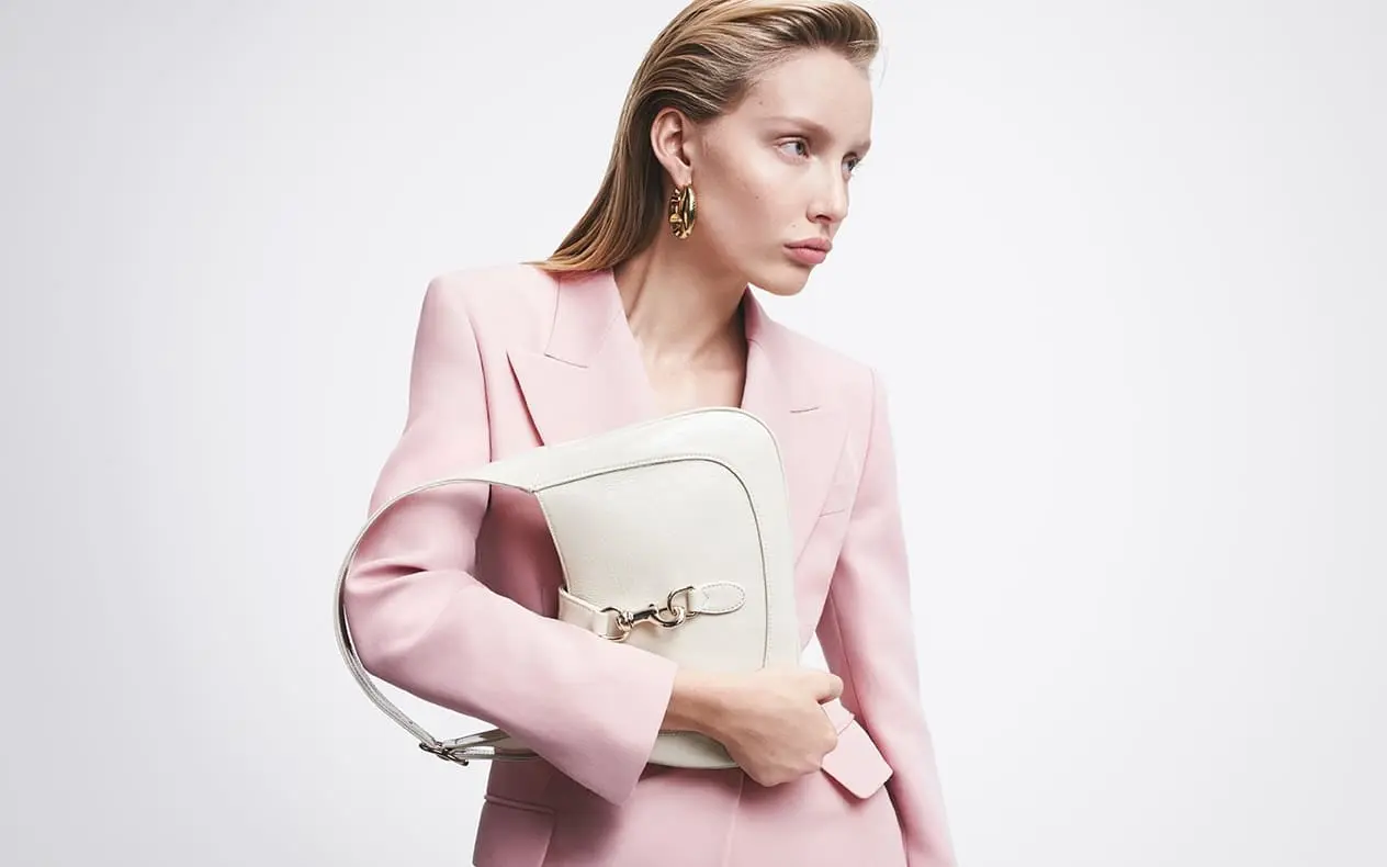 Entschlüsselung der Lola-Tasche von Burberry: Zwischen Erbe und Neuheit 19 svg+xml;charset=utf