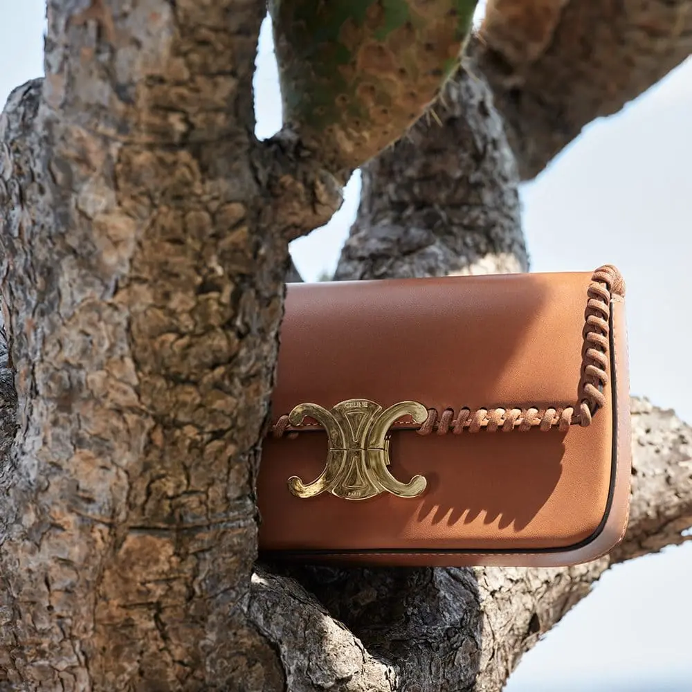 Celine enthüllt ihre Sommerkollektion 2025 und neue Taschen 14 svg+xml;charset=utf