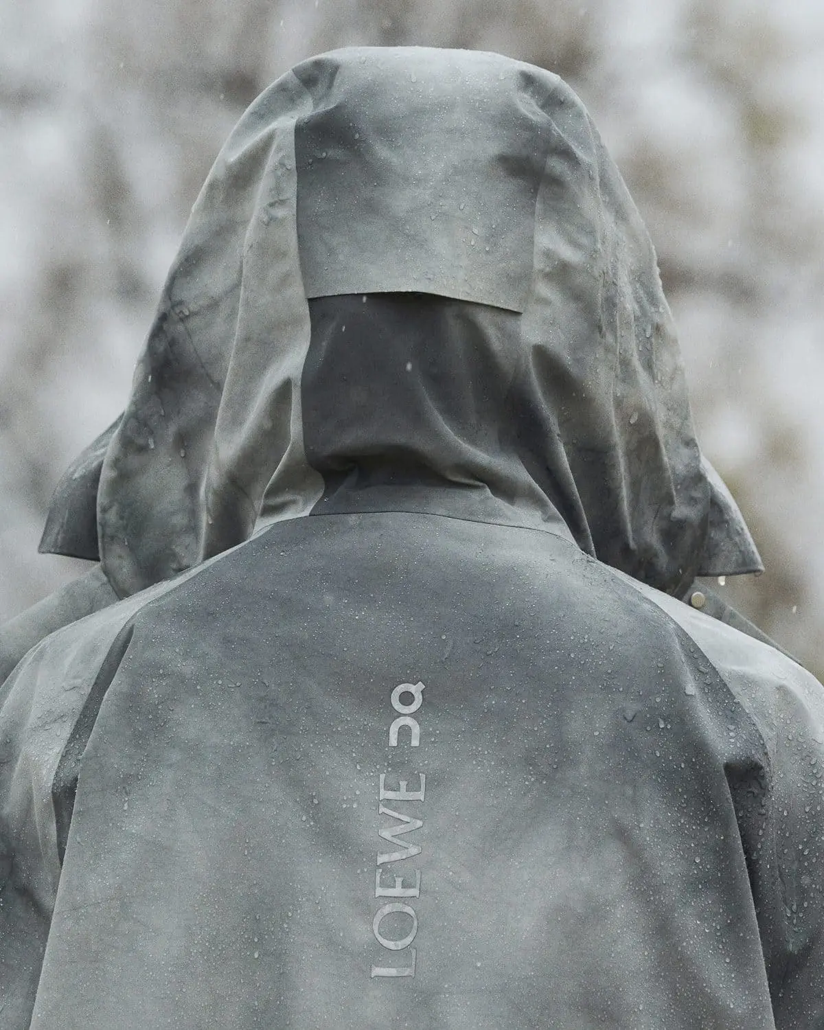 Entdecken Sie die Seal Bag von Alexander McQueen: Eine Hommage an zeitlose Eleganz 7 svg+xml;charset=utf