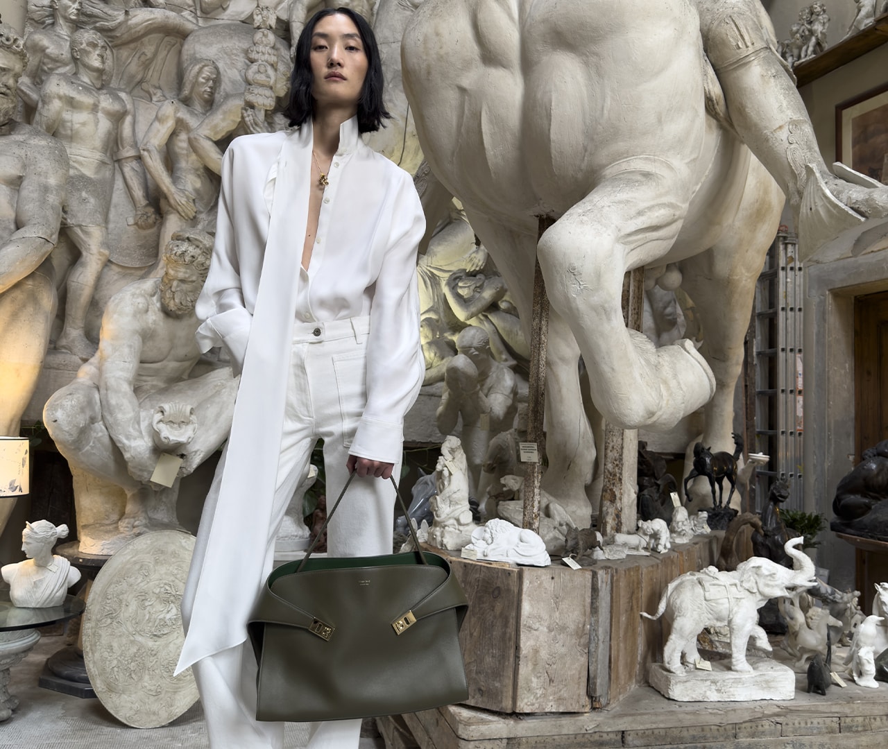 Entdecken Sie die Seal Bag von Alexander McQueen: Eine Hommage an zeitlose Eleganz 9 svg+xml;charset=utf