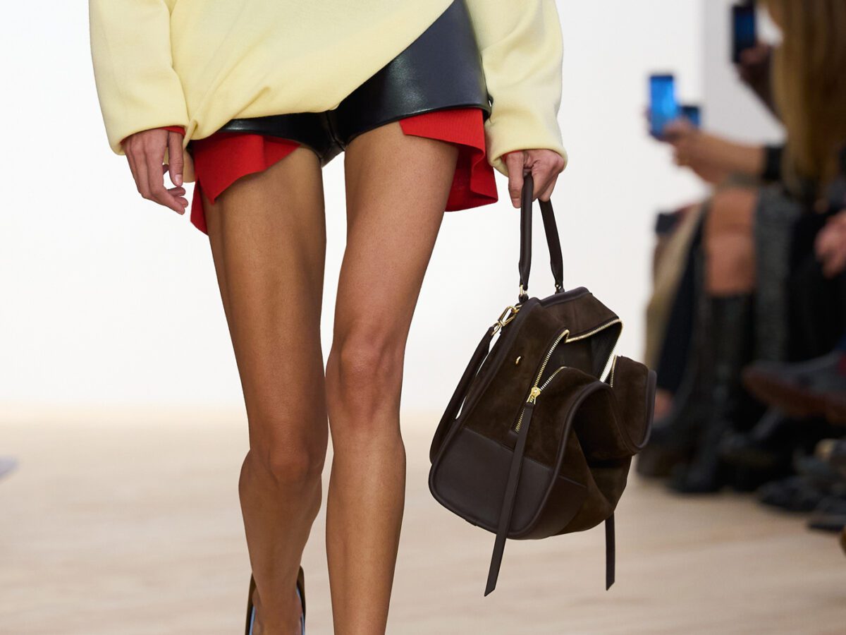 Phoebe Philo enthüllt ihre erste Taschenkollektion (und mehr!) 6 svg+xml;charset=utf